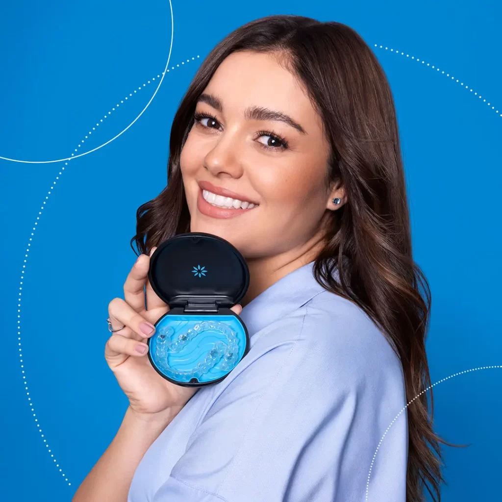 Paciente sorrindo com confiança após tratamento odontológico